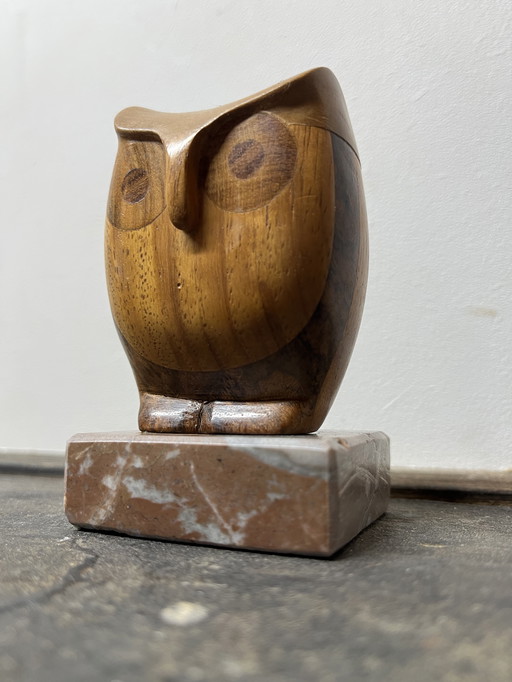 Gufo vintage di metà secolo in teak su basamento in marmo