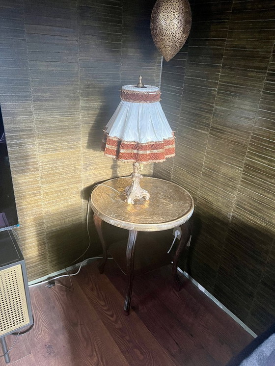 Image 1 of Solida lampada da tavolo in ottone della metà del secolo scorso. Base molto solida e paralume elaborato con finiture in velluto.