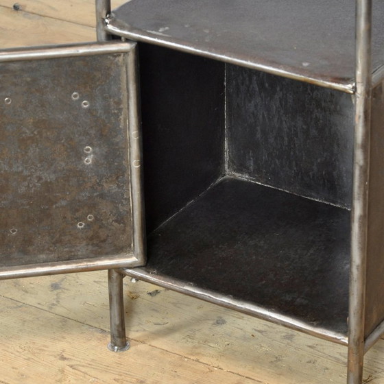 Image 1 of Comodino in ferro con piano in marmo, 1910