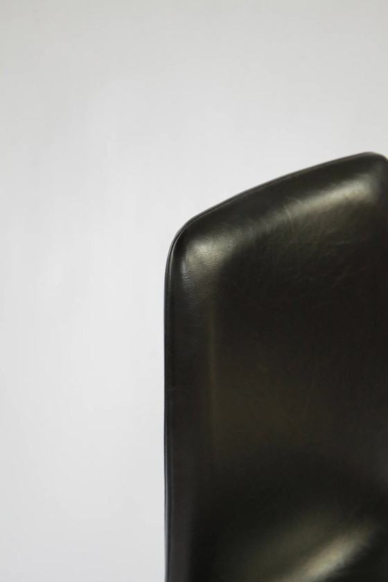 Par de sillas giratorias de vinilo negro, década de 1970. – Sillas de comedor, Skai (photo 5 of 8)