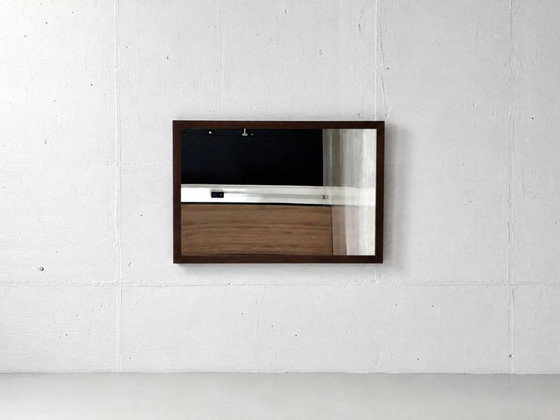Image 1 of Espejo de pared de alta calidad con marco de madera marrón oscuro.