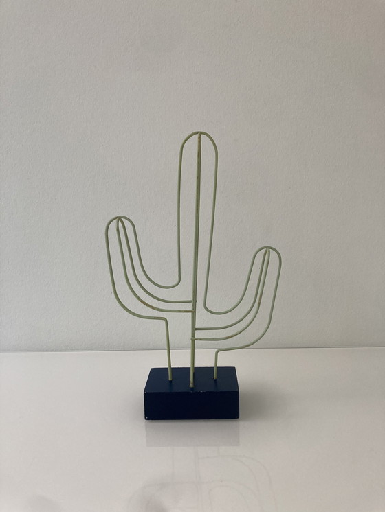 Image 1 of Escultura moderna de alambre de cactus