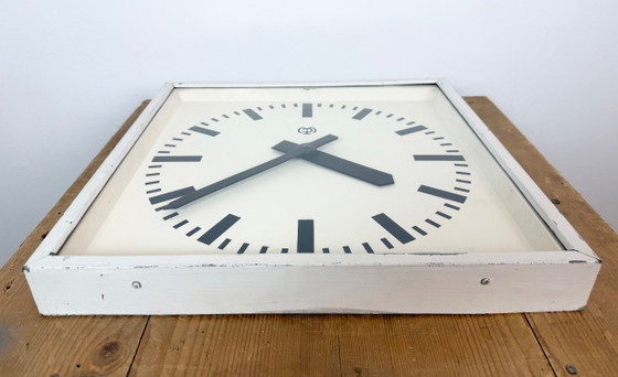 Grande horloge murale carrée blanche de style industriel, de CTW, 1960 – Pendules, Glass, Iron (photo 13 of 19)