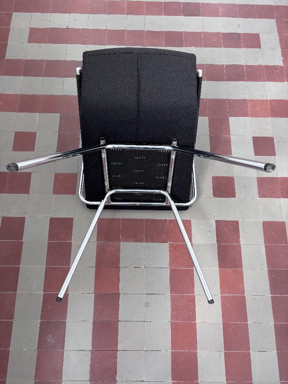 Image 1 of Silla de diseño Lande Hopper CE: asiento de tela texturizada negra y estructura cromada.