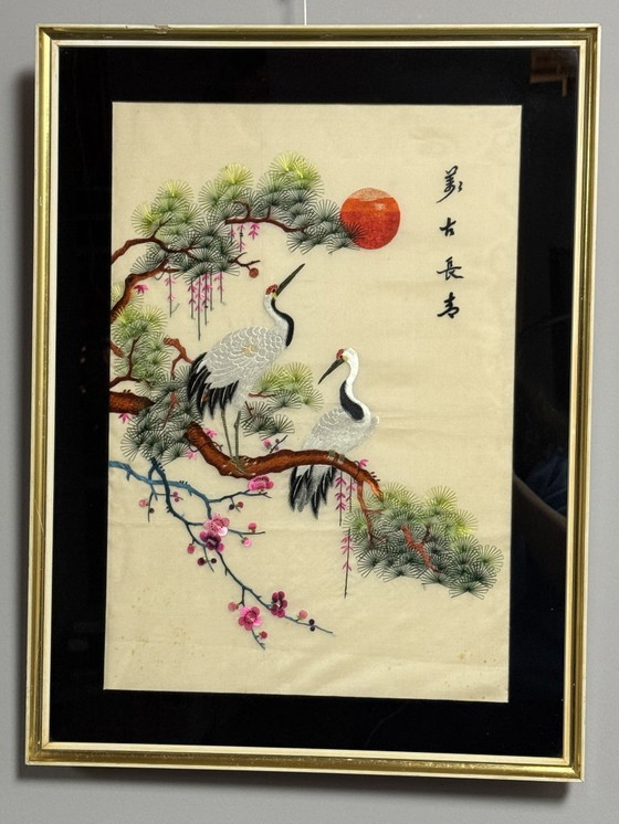 Image 1 of Pannello ricamato giapponese con gru, fiori di ciliegio e sole nascente, XX secolo.