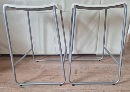 Set mit 2 Vintage IKEA Kristian Pallar Hockern – Eva Lilja Löwenhielm – barkrukken, Metal