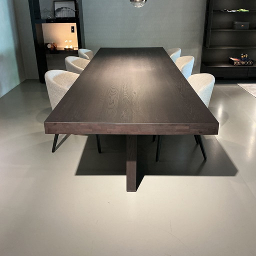 Frank dining table