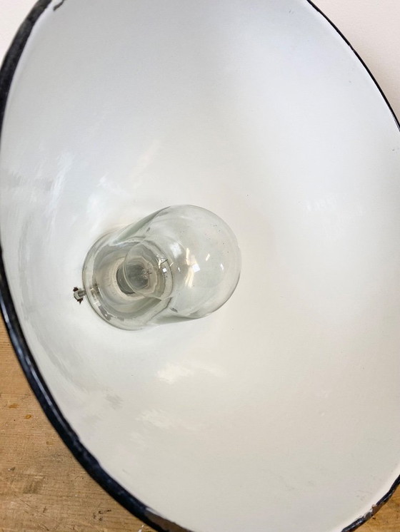 Image 1 of Lampada industriale in smalto nero con parte superiore in porcellana, anni '50