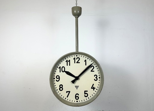 Reloj industrial de doble cara, grande, para ferrocarril o fábrica, de Pragotron, década de 1960