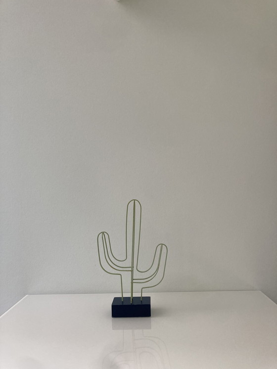 Image 1 of Escultura moderna de alambre de cactus