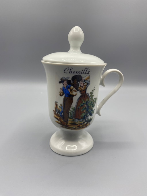 Mazagran in porcellana con coperchio – Chemillé souvenir – Coppia in costume tradizionale angioino – decoratieve objecten