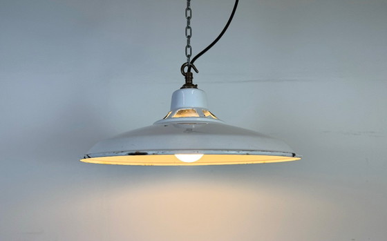 Image 1 of Industriële witte geëmailleerde fabriekshanglamp, jaren 60