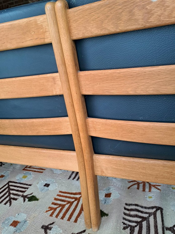 Divano a tre posti Getama in pelle blu scuro e legno di quercia, Hans Wegener GE 280 for GETAMA 1980 (foto 4 di 10)