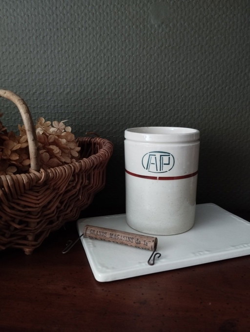 Antieke aardewerken pot "AP"