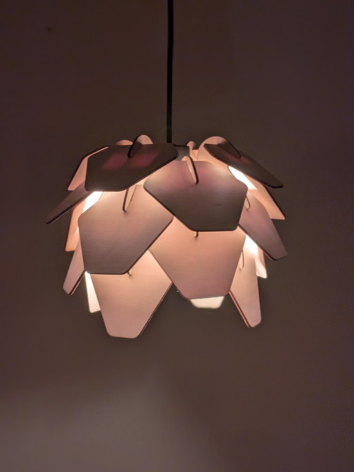 Lampada a sospensione di design in legno a forma di pigna