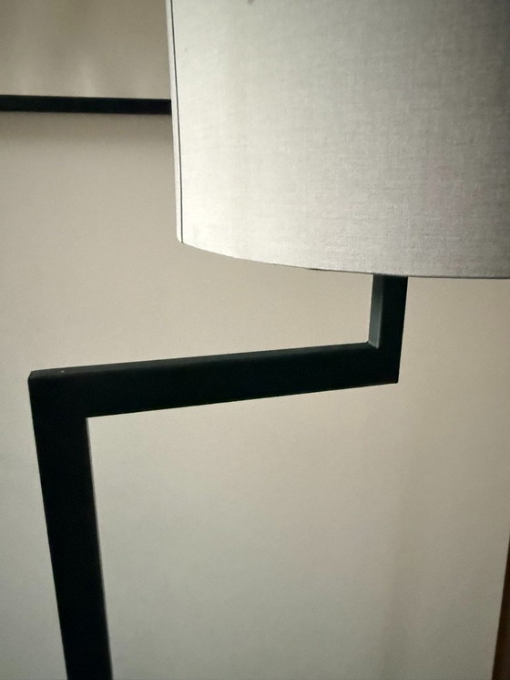 Image 1 of 1x, zwart metalen vloerlamp, met lichtgrijze kap