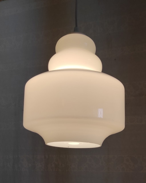 Lámpara colgante de estilo escandinavo con pantalla de cristal opalino - mediados del siglo XX