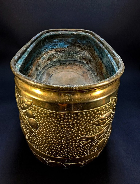 Macetero de latón antiguo – Decoración de hojas y cerezos repujados – c.1900 – Macetas, Brass (photo 5 of 11)