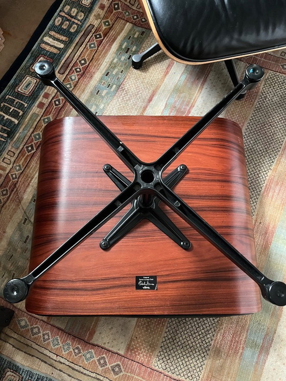 Image 1 of Fauteuil Eames lounge chair en cuir noir origineel Vitra met poef, bois palissandre