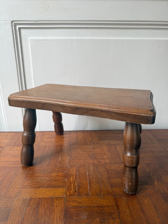 Image 1 of Ancien tabouret de traite en bois