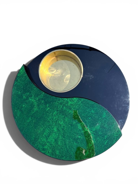 Image 1 of Willy Rizzo Yin-Yang draaibare salontafel - Smaragdgroen glas en lak (circa 1970)
