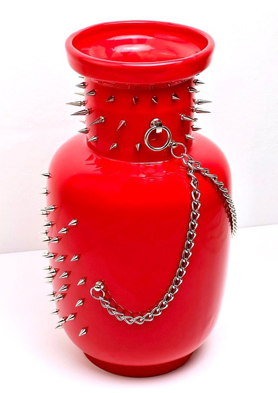 Image 1 of NOT VANILLA – Vaso in gres fatto a mano, rosso, con catene e punte