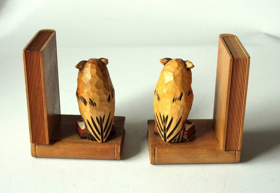 Image 1 of 2 handgesneden houten boekensteunen met uilen - jaren 1950