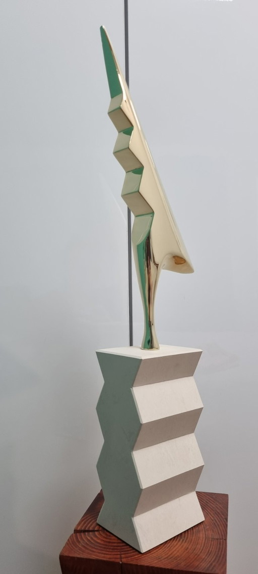 Die von Brancusi inspirierte Hahnenskulptur