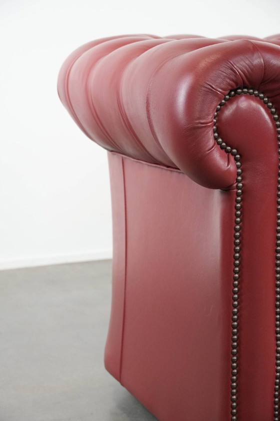 Image 1 of Sillón Chesterfield de piel de vaca inglesa en un impresionante color rojo