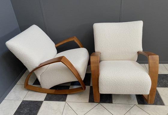 Image 1 of Deux grands fauteuils à bascule très confortables, retapissés en bouclette blanche.