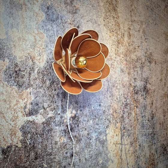 Image 1 of Applique murale fleur, modèle Nénuphar, 16 pétales en rotin et lin (teinte personnalisable)