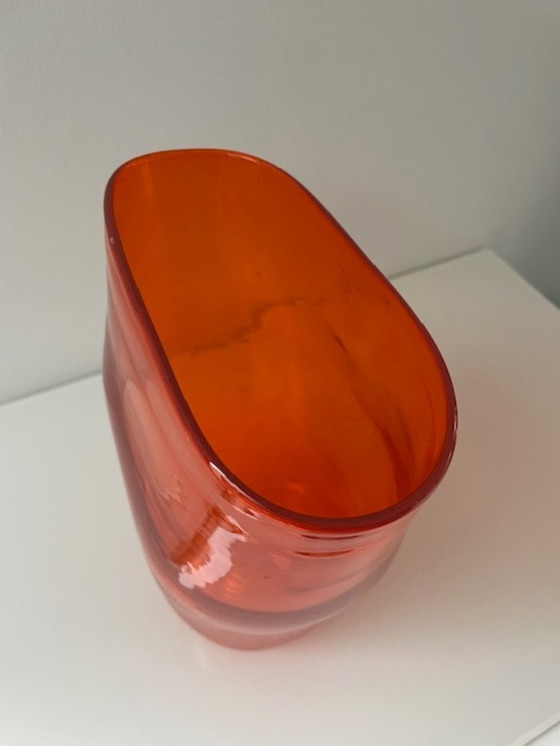 Image 1 of Jarrón soplado a mano en vidrio naranja intenso.