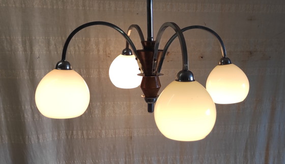 Image 1 of Art Deco kroonluchter met 4 lampen, uitgevoerd in verchroomd metaal met opalen bollen - jaren 1940/50