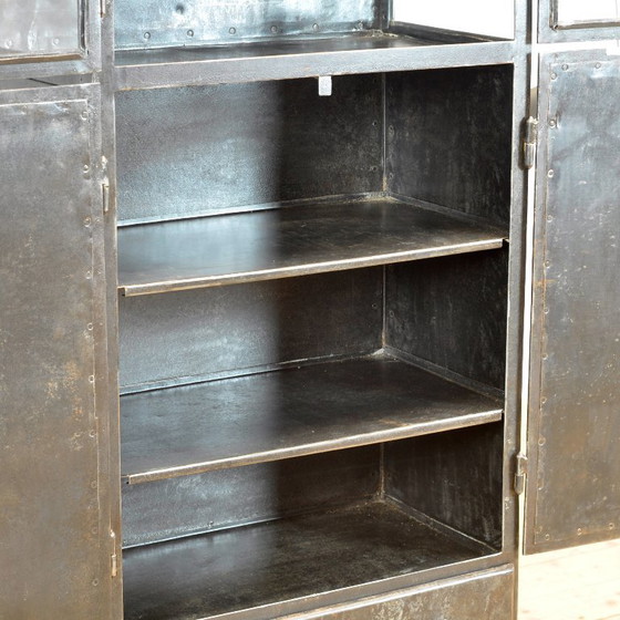 Antique industrial metal display cabinet, circa 1920 – Glass, Vintage (photo 4 of 13)