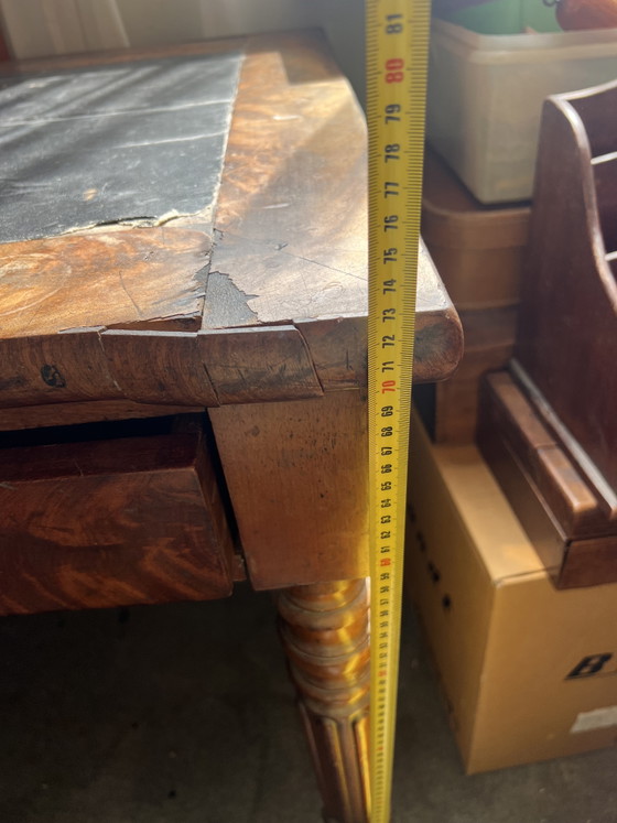 Image 1 of Scrivania antica in legno massello con cassetti e piano in pelle nera, stile XIX secolo.