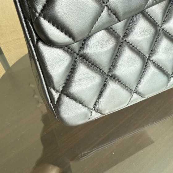 Image 1 of Chanel Classic Flap Maxi - 33 cm gewatteerde enkele flap lamsleer zwart zilverkleurige hardware Serie 13