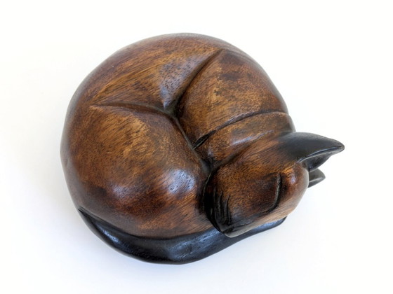 Image 1 of Serre-livres/presse-papiers en teck, style scandinave, représentant un chat siamois endormi.