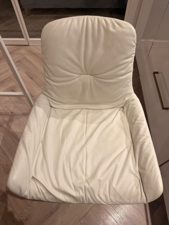 Leya Bar Armchair Low Sgabello da bar Freifrau Manufaktur, Sgabelli da bar, Pelle, Metallo, Crema, Modern (foto 5 di 5)