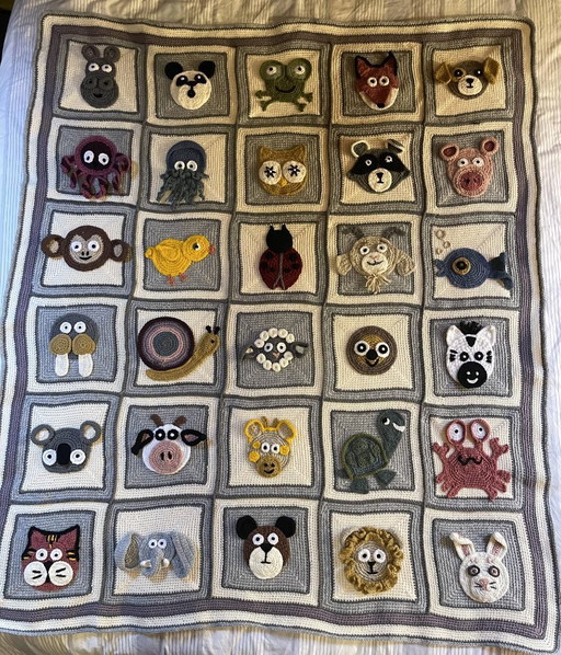 Coperta di animali fatta a mano all'uncinetto 30 quadrati