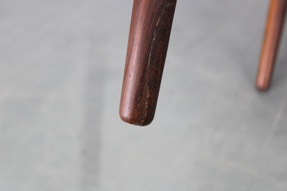 Image 1 of    	 1960er Satz von sechs hölzernen Esszimmerstühlen mit schwarzem Kunstlederbezug, Dänemark