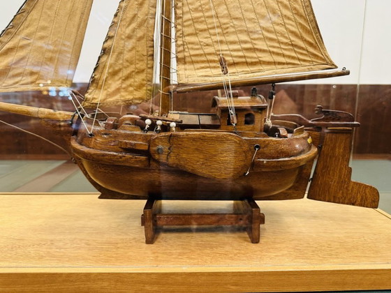 Ancien voilier Hengst dans une vitrine – Objets déco, Verre, Textile (photo 9 of 13)