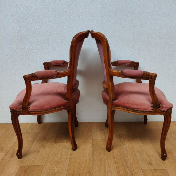 Image 1 of Ensemble de deux chaises et fauteuils vintage français Louis XV en bois et velours