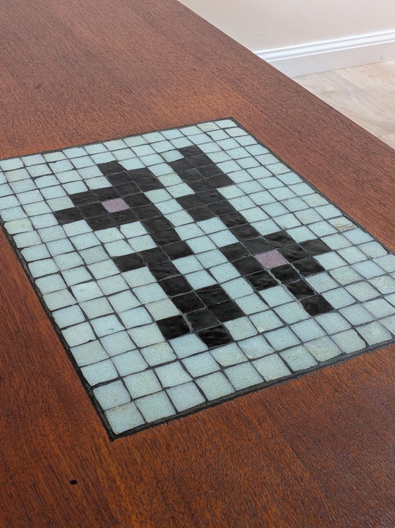 Table basse en teck de style moderne du milieu du siècle avec incrustation de mosaïque (attribuée à Wébé) (photo 11 of 13)