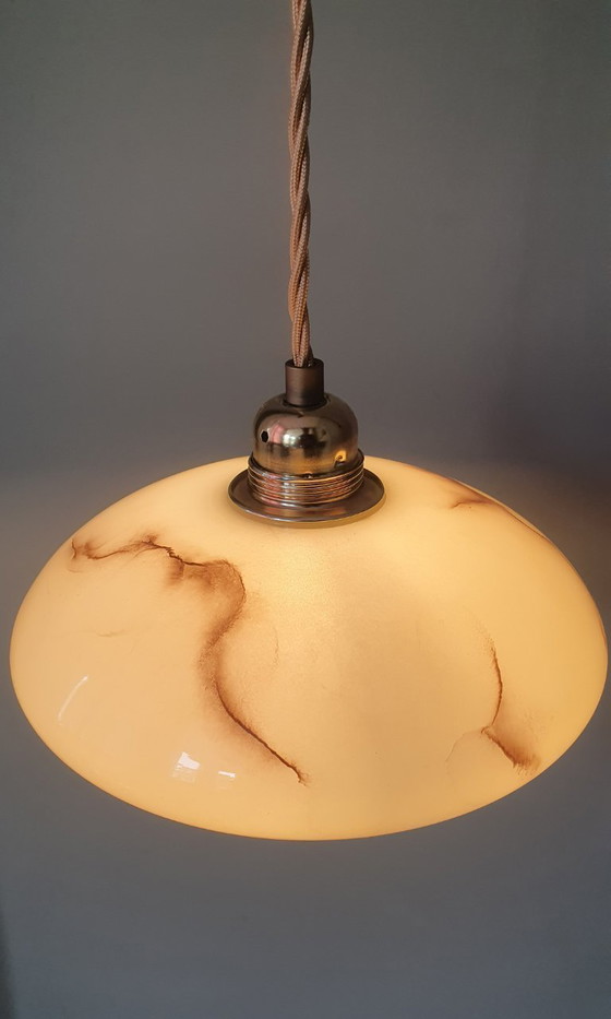 Image 1 of Lampada a sospensione vintage in vetro opalino effetto marmo, in stile Art Déco.