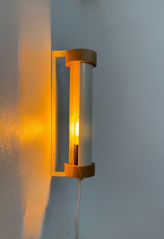 Image 1 of Applique vintage orientable, métal laqué blanc et pin, Suède, 1980