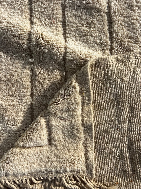 Image 1 of Nieuw handgeweven Marokkaans Mrirt-tapijt van natuurlijke wol – minimalistisch geometrisch ontwerp