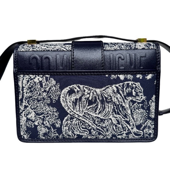 Dior Montaigne 30 – Crossbody bags, Calfskin (photo 7 of 25)