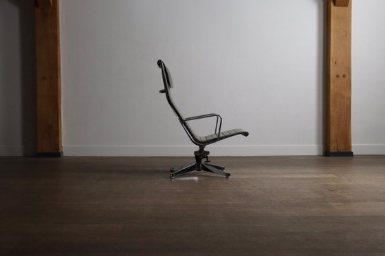 Early edition Eames EA124 Aluminium Group Lounge Chair by Herman Miller, 1970s – Swivel chairs, Vintage (photo 15 of 16)