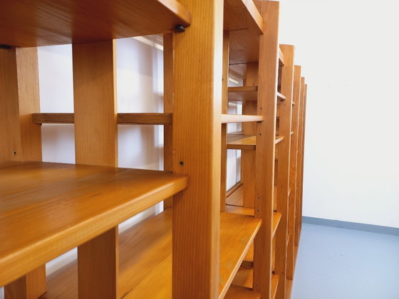 Image 1 of Grote modulaire boekenkast in 6 secties met 30 vintage grenenhouten planken uit de jaren 70 en 80.