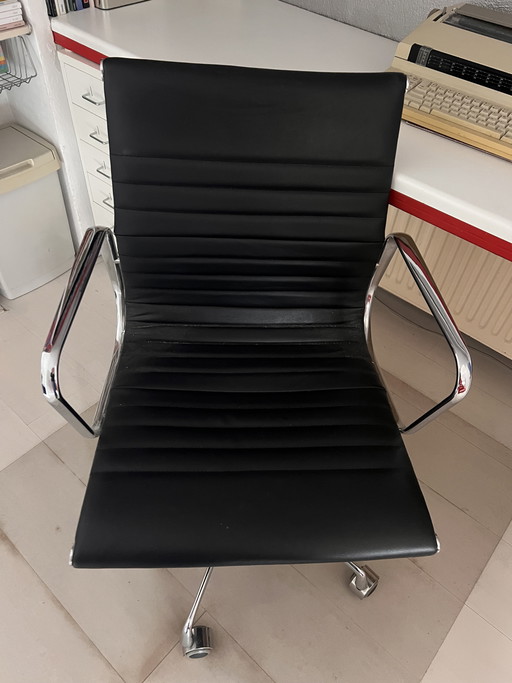 Schwarzer Bürostuhl mit Chromgestell